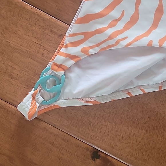 Bikini - Picture 3 of 4